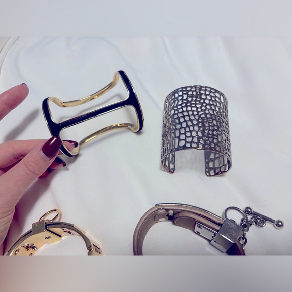 BCBGMAXAZRIA
PRE-OWNED BUNDLE | 4 x BCBG + 1 FREE unbranded (Faux-Leather Bow) - Picture 5 of 7